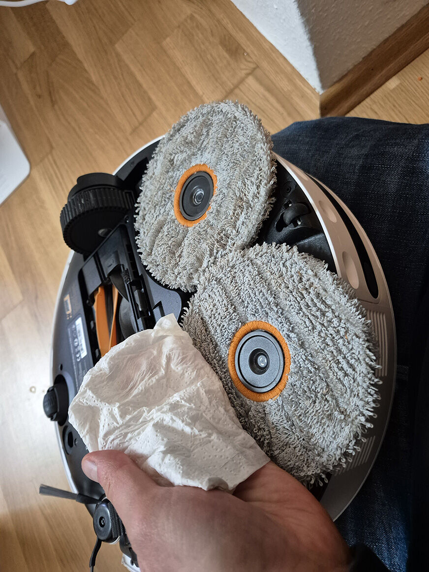 Die Wischpads des Matrix 10 Ultra werden mit heißem Wasser gereinigt.